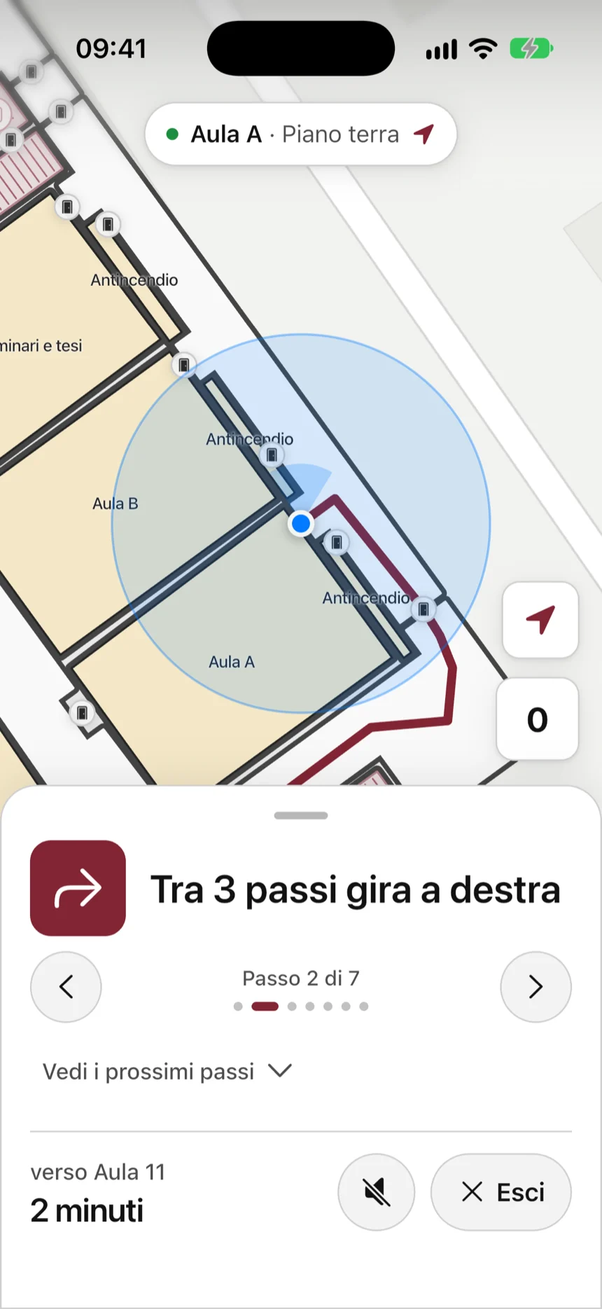 La guida passo passo: «Tra 3 passi gira a destra», passo 2 di 7. In basso, verso Aula 11, 2 minuti, e il pulsante Esci.
